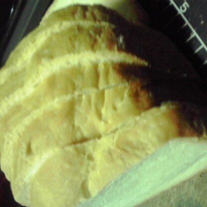ＮＥＷホームベーカリーで、初めての食パンです！とっても簡単においしく出来ました！ごちそうさまでした！